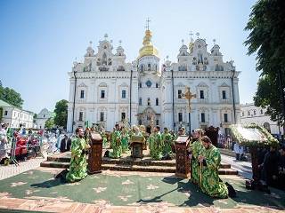 Троица в Киево-Печерской лавре УПЦ: Митрополит Онуфрий, радость праздника и коленопреклонные молитвы